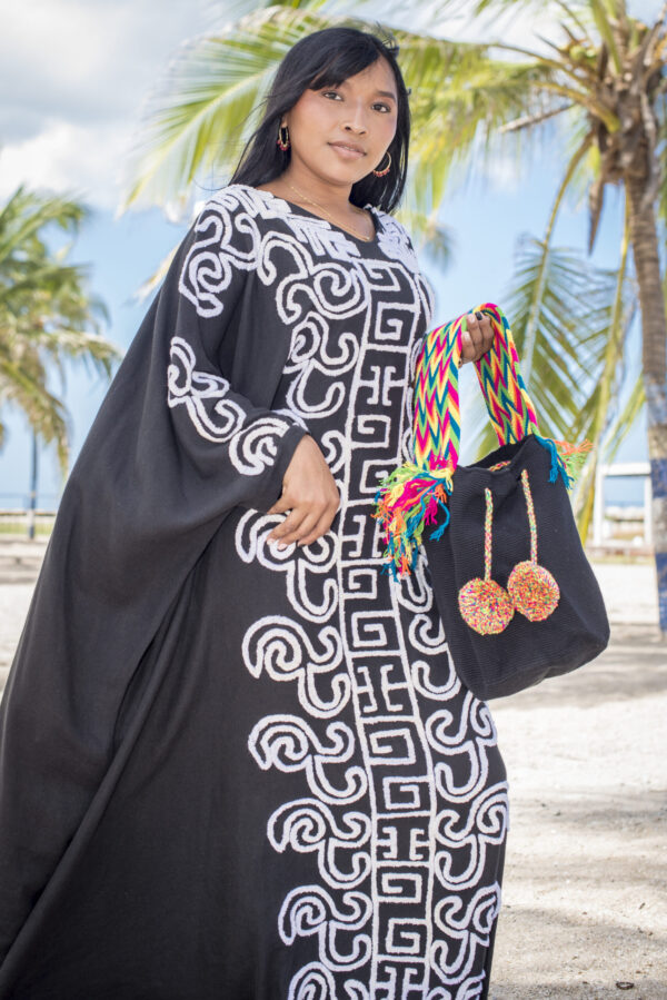 Mochila Fondo negro con tonos vivos