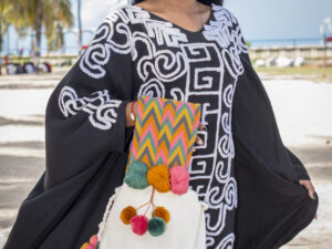 Mochila Base blaca con gris, rosa, verde y mostaza