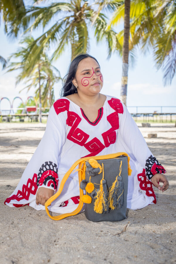 Mochila gris oscuro con amarillo